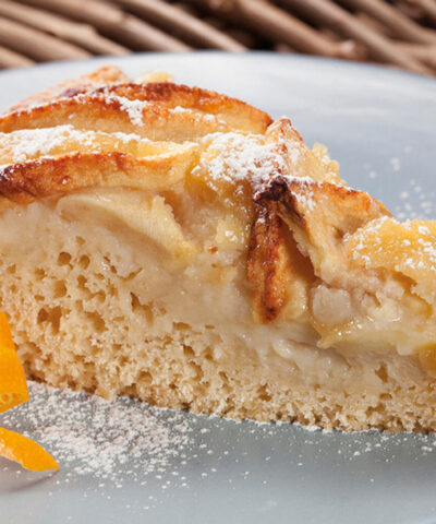 “Grandma’s cake” with apples and custard